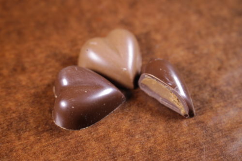 Bonbonnière Cœur en chocolat noir avec pralinés cœur – Image 3