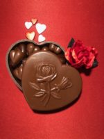 Bonbonnière Cœur en chocolat au lait avec pralinés cœur